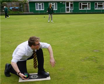 QE Sudents - Queen Elizabeth Students choose Bowls for games lesson this term